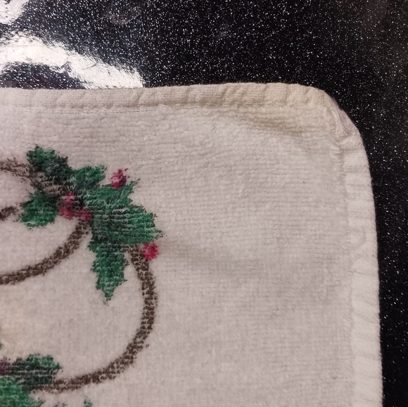 Vintage Set of 2 Different Christmas Hand Towels. - Picture 8 of 9